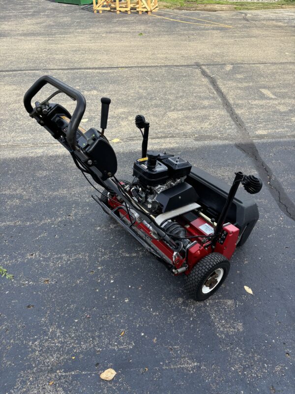 2019 Toro Greensmaster® 1600 Walking Greens Mower - Image 4