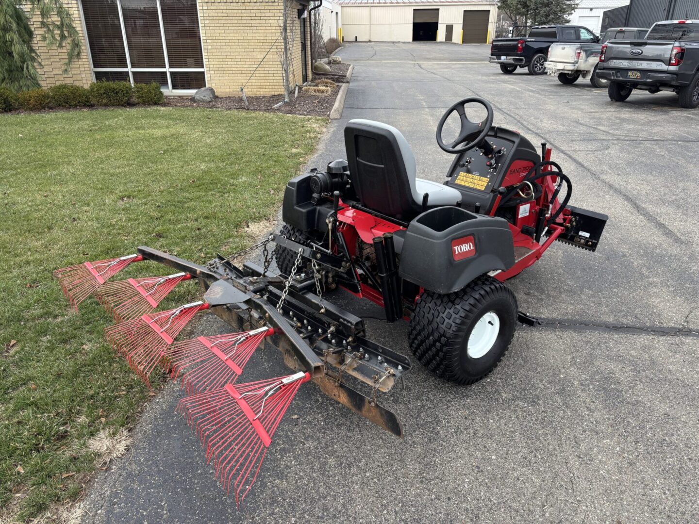 2019 Toro Sand Pro® 5040 Bunker/Ballfield Rake - Image 4
