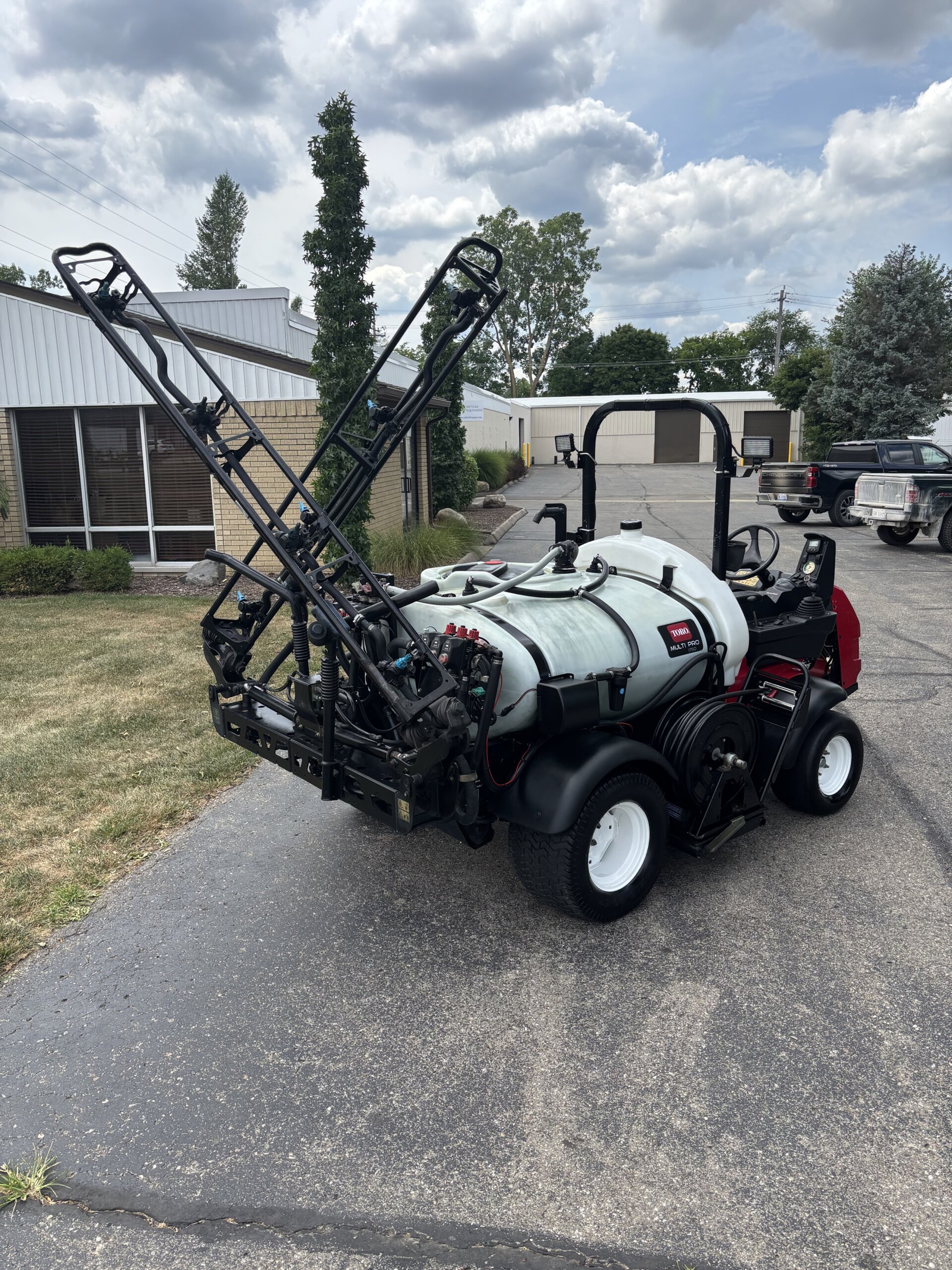 2018 Toro Multi Pro® 1750 – 175 Gallon Capacity - Image 4