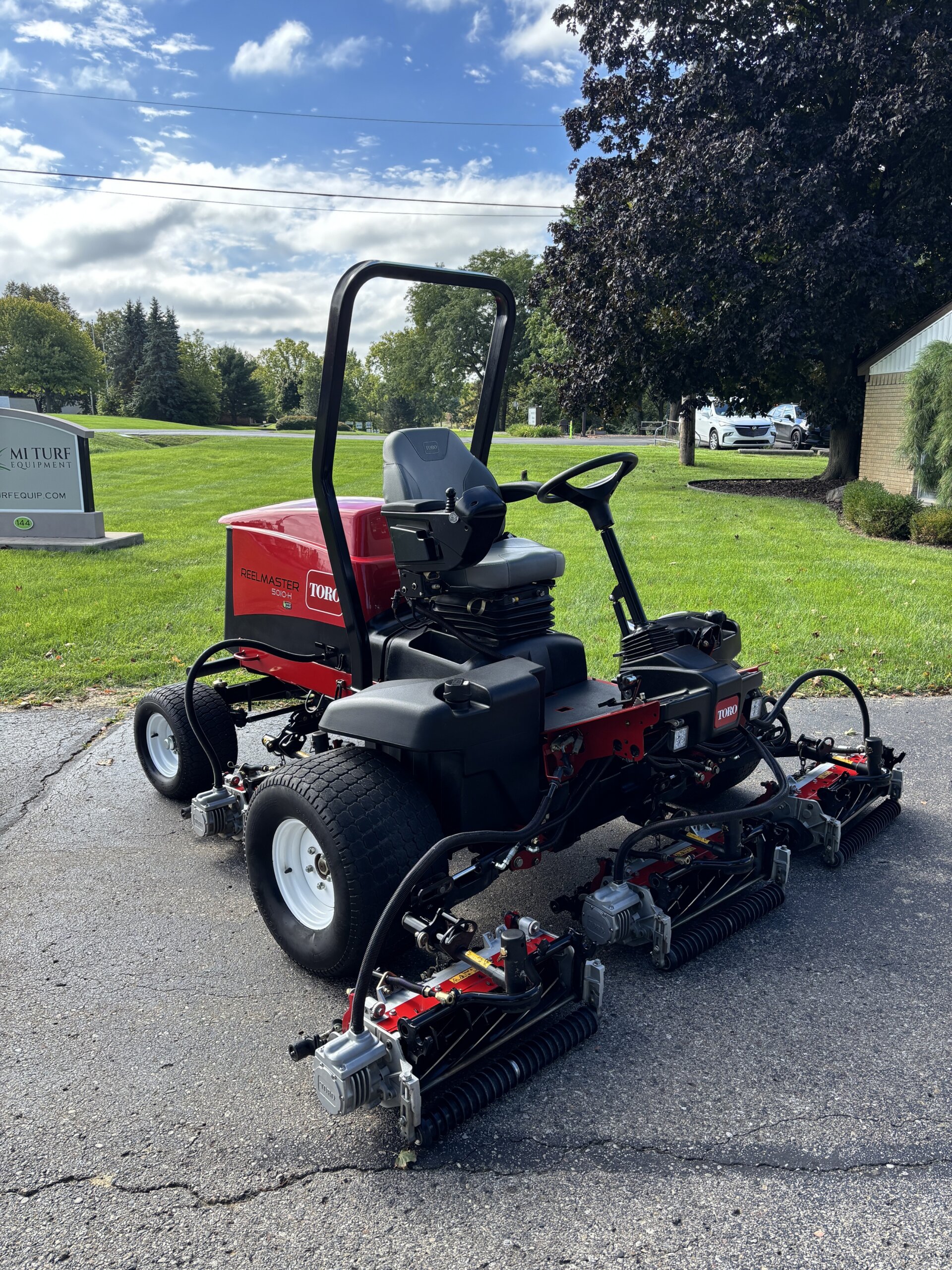 2021 Toro Reelmaster® 5010-H Hybrid Fairway Mower - Image 2