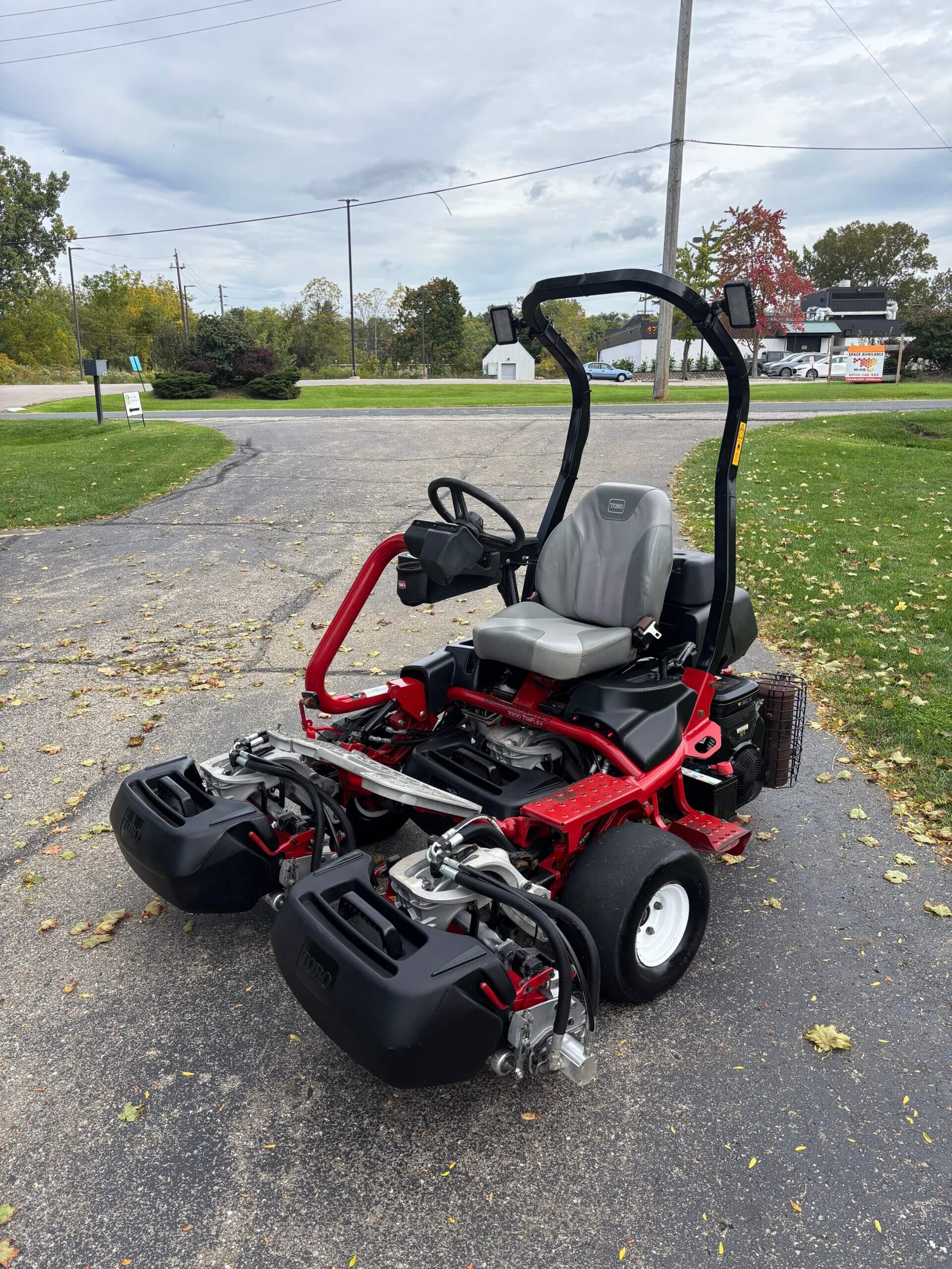 2019 Toro Greensmaster® TriFlex™ 3300 Greens Mower