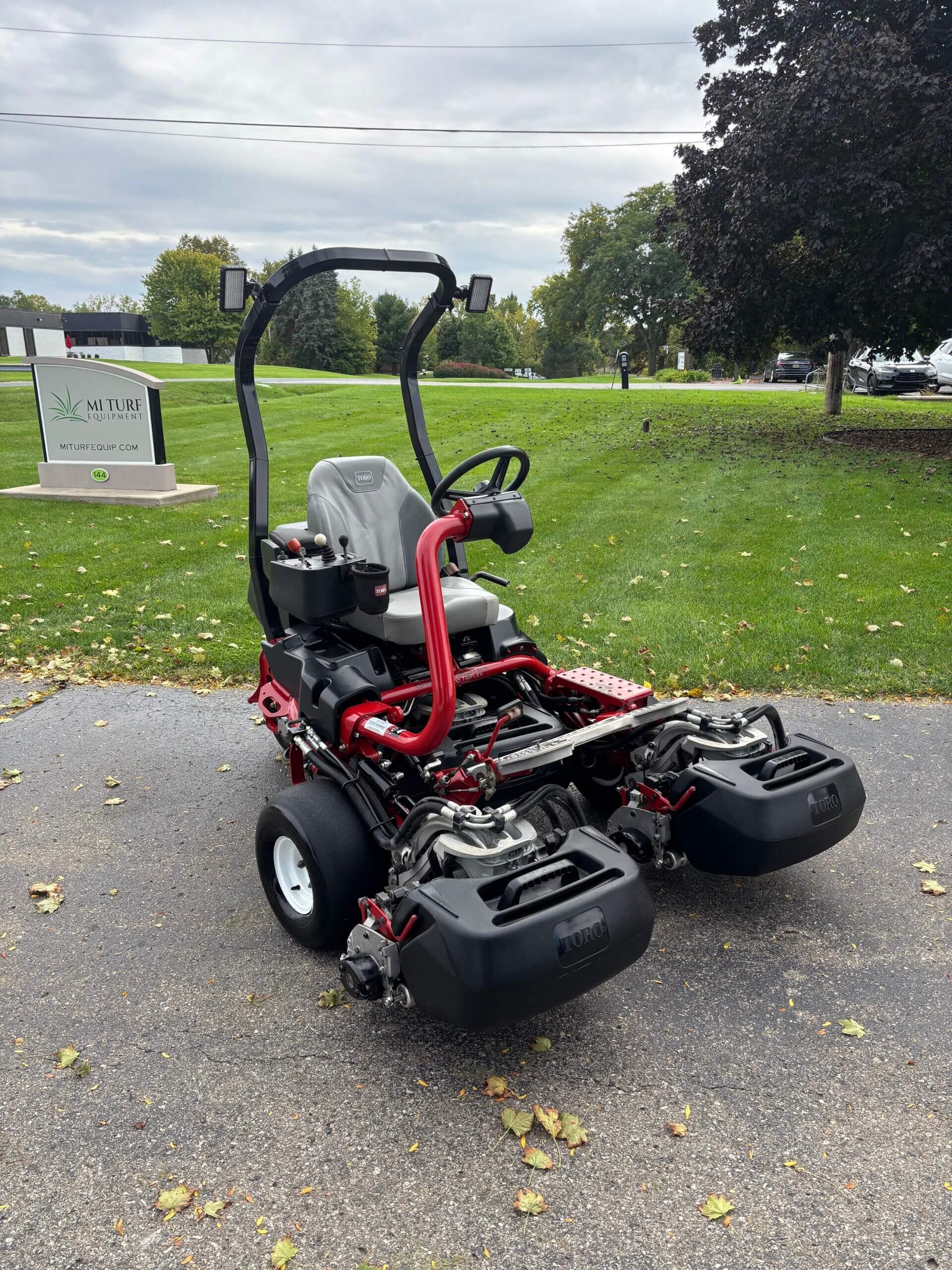 2019 Toro Greensmaster® TriFlex™ 3300 Greens Mower - Image 2