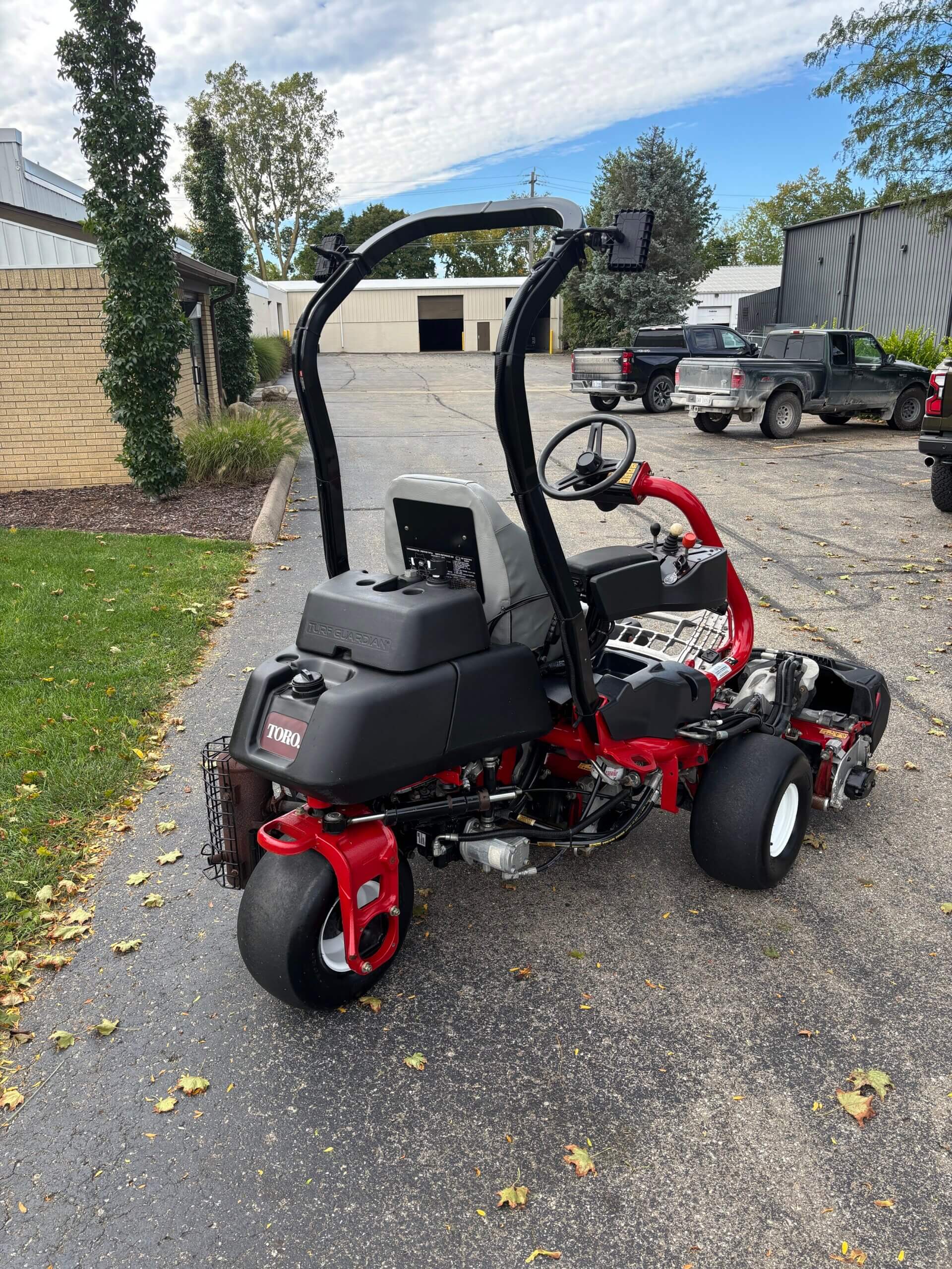 2019 Toro Greensmaster® TriFlex™ 3300 Greens Mower - Image 3