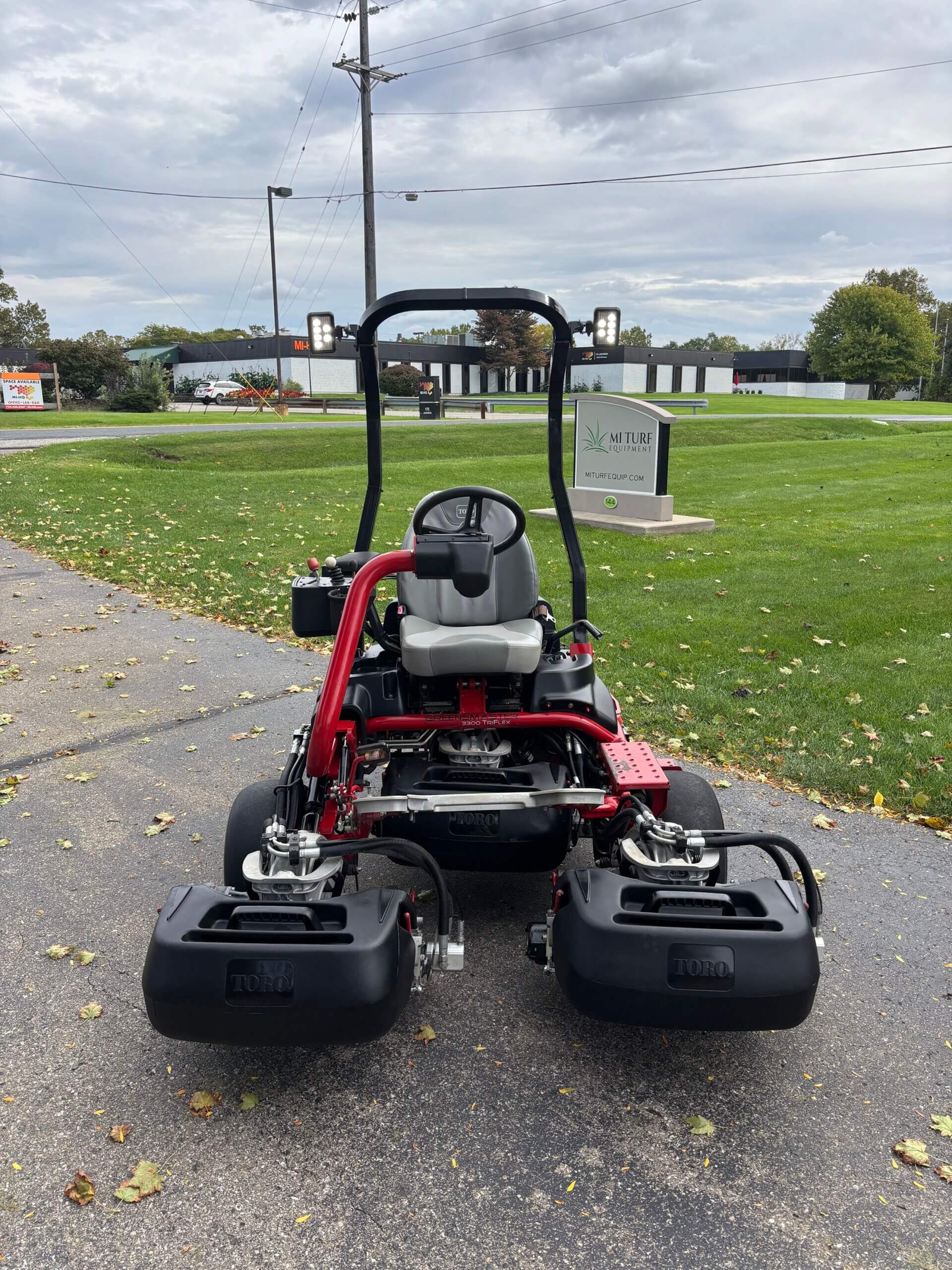 2019 Toro Greensmaster® TriFlex™ 3300 Greens Mower - Image 8